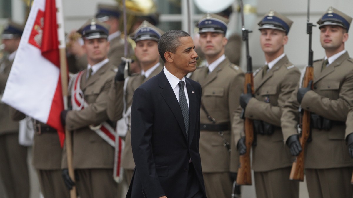 Prezydent USA Barack Obama "zmroził" Rosję, ogłaszając w Warszawie plany przerzucenia do Polski amerykańskich samolotów F16 i C130. Tak włoska prasa pisze w niedzielę o wizycie amerykańskiego prezydenta w Polsce. Zwraca też uwagę na lekcję, jaką Obama dał Europie.