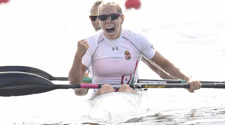 Szabó Gabriella (elöl) és Kozák Danuta megnyeri a női kajak párosok 500 méteres  döntőjét a Rio de Janeiró-i olimpián Fotó: MTI Kovács Tamás