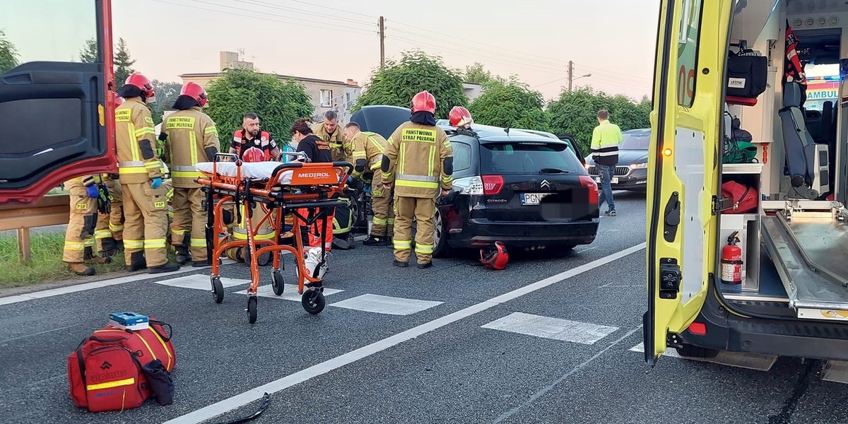 Matka i dwójka małych dzieci ranna po zderzeniu z karetką w Gnieźnie. 