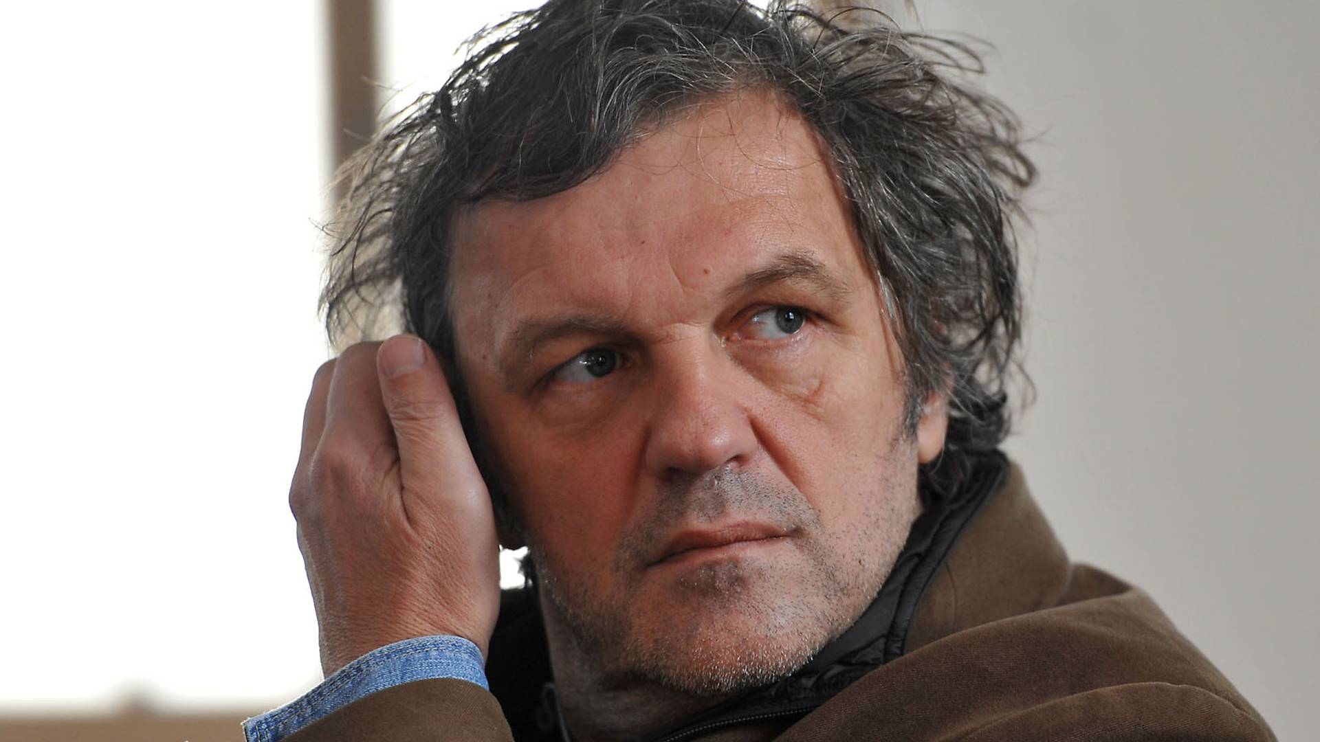 Kusturica: Ćirilica je važnija od istopolnih zajednica, nju zaštitite