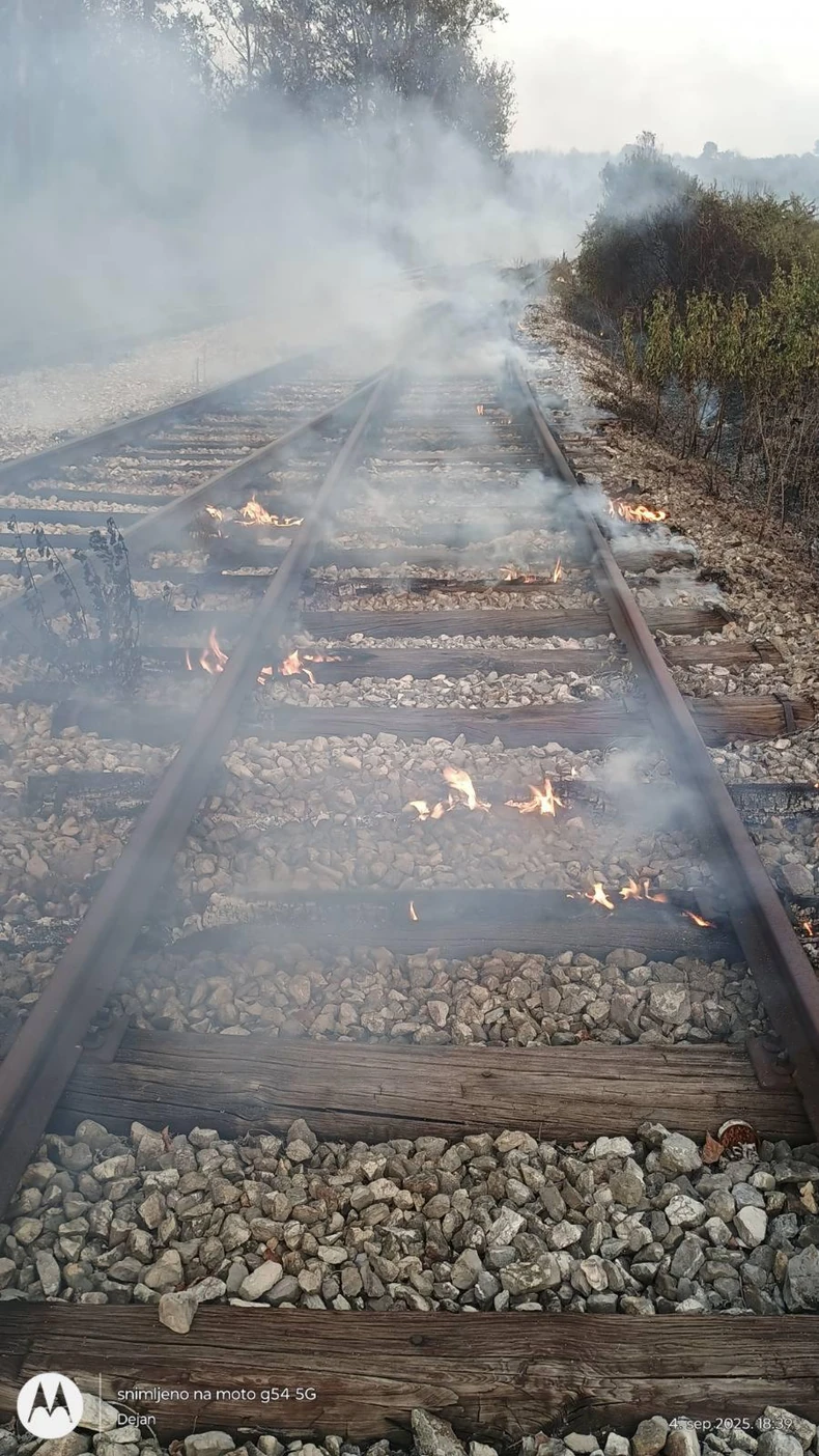 Požar kraj pruge u Brusniku