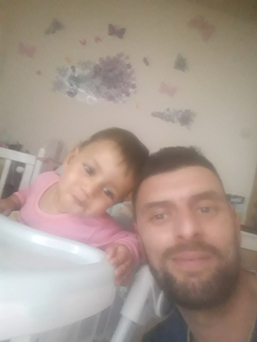 Bojan sa desetomesečnom ćerkom čije je ime Iza Zoe