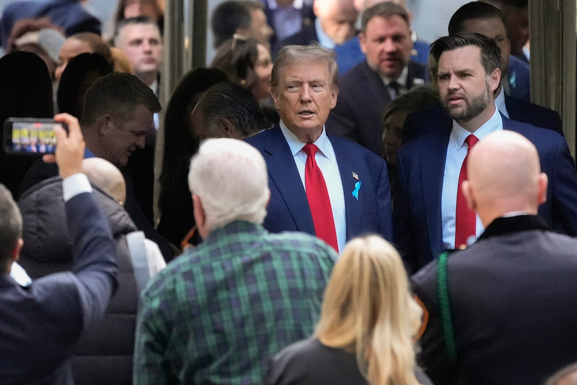 Republikánsky kandidát na prezidenta Donald Trump so svojim kandidátom na viceprezidenta JD Vanceom.