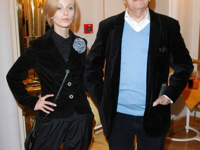 Totalna odmiana: kreacja złożona z modowych nowinek. Zamiast dawnej naturalności profesjonalne pozowania fotoreporterom.