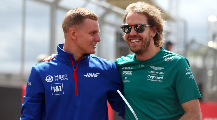 Az év végén visszavonuló Sebastian Vettel (jobbra) örülne, ha a helyét Mick kapná – őt annak idején Michael Schumacher segítette / Fotó: GettyImages