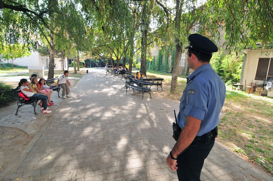 Policajci u školskom dvorištu