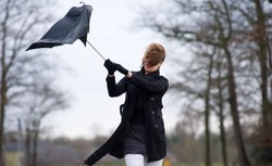 Bardzo silny wiatr w całej Polsce. OSTRZEŻENIE RCB