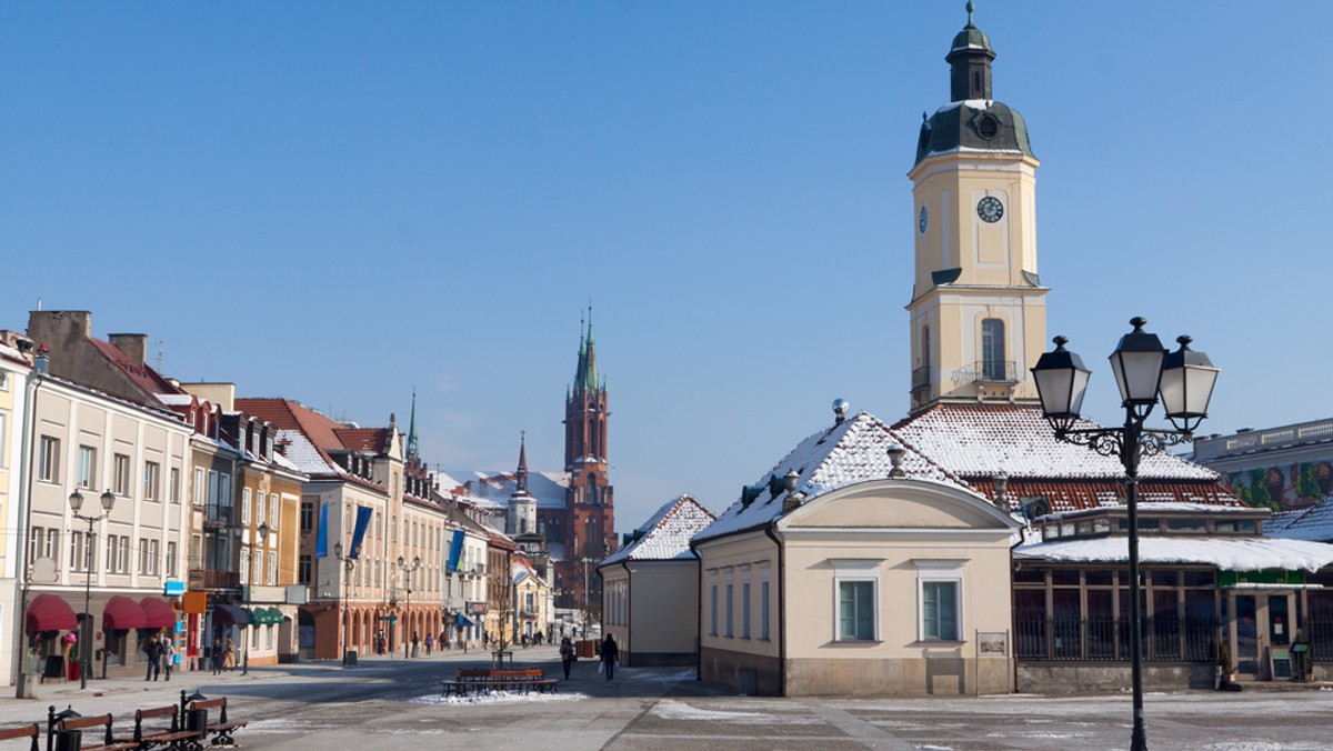 Miasto Białystok rozpoczęło kampanię społeczną pod hasłem "Niech nikt cię nie oszuka metodą na wnuka". Chodzi o ostrzeganie starszych osób przed działającymi tak oszustami. Według policji, w ub. roku przestępcy wyłudzili tą metodą w regionie 1,5 mln zł.