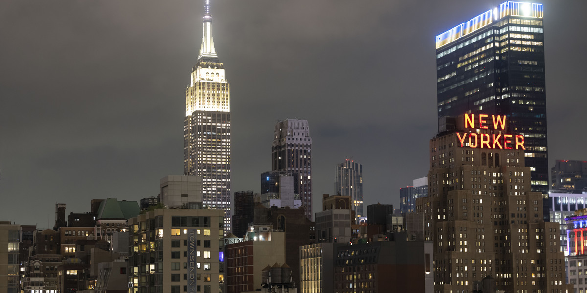 Empire State Building (po lewej) i New Yorker Hotel (po prawej) nocą.