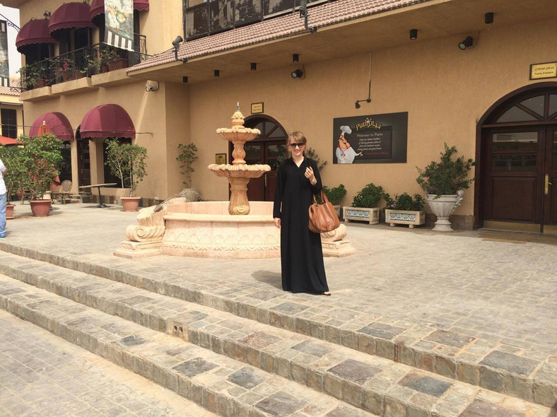 Joanna Krzystek w abai przed ulubioną włoską restauracją Piato