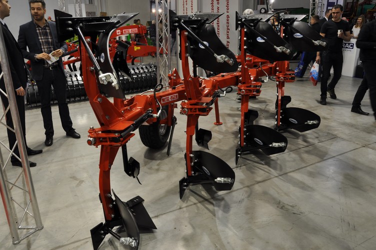 Producent z Sokółki postawił na jakość wykonania. Pługi mają
służyć znacznie dłużej niż modele oferowane przez konkurencje. Ile
będą kosztować? Egzemplarz z zabezpieczeniem śrubowym - 50 tys zł. Wersja z zabezpieczeniem non-stop hydraulicznym - 63 tys. zł.