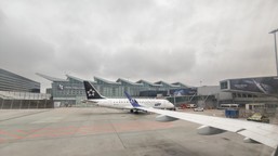 pasażerowie muszą uważać. możliwe opóźnienia lotów, oblodzone samoloty