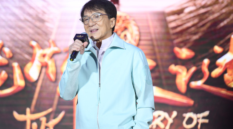 Egy ideje pörög az interneten a felvétel, amelyen Jackie Chan magát nézi egy tévében egy hölgy társaságában/ Fotó: Northfoto