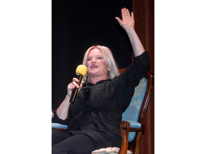 Ubrana od stóp do głów w czerń gwiazda być może w ten sposób chciała się wyszczuplić