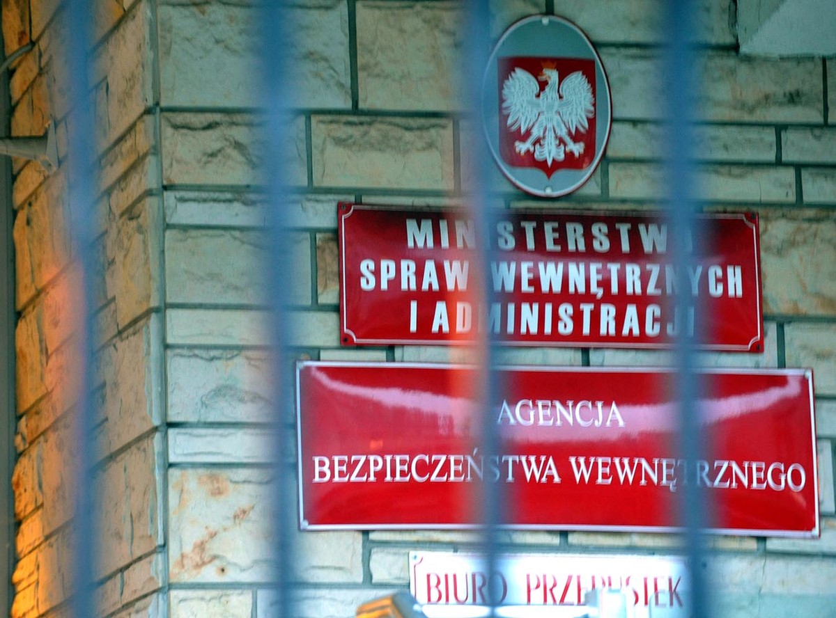 Politycy PiS opublikowali w mediach społecznościowych oświadczenie byłego szefa ABW Krzysztofa Wacławka. Jak podkreślił Wacławek, premier Tusk "po raz kolejny mija się z prawdą".