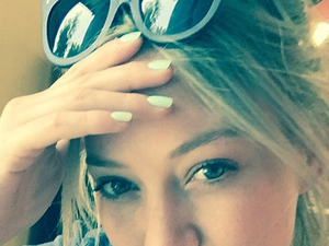 Hilary Duff is már a Tinderen!