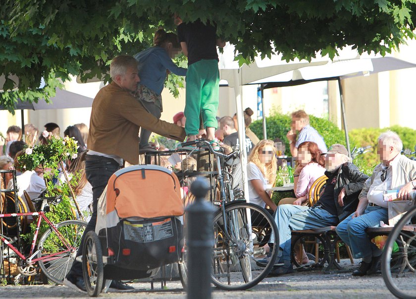 Hubert Urbański opiekuje się córkami