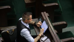 Poseł wstrząśnięty linczem na nauczycielkę z Kielna. Proponuje rewolucyjne zmiany zmiany