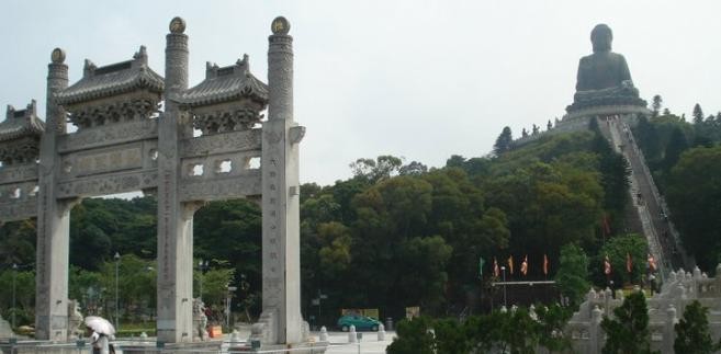 Posąg Wielskiego Buddy na wyspie Lantau w Hongkongu