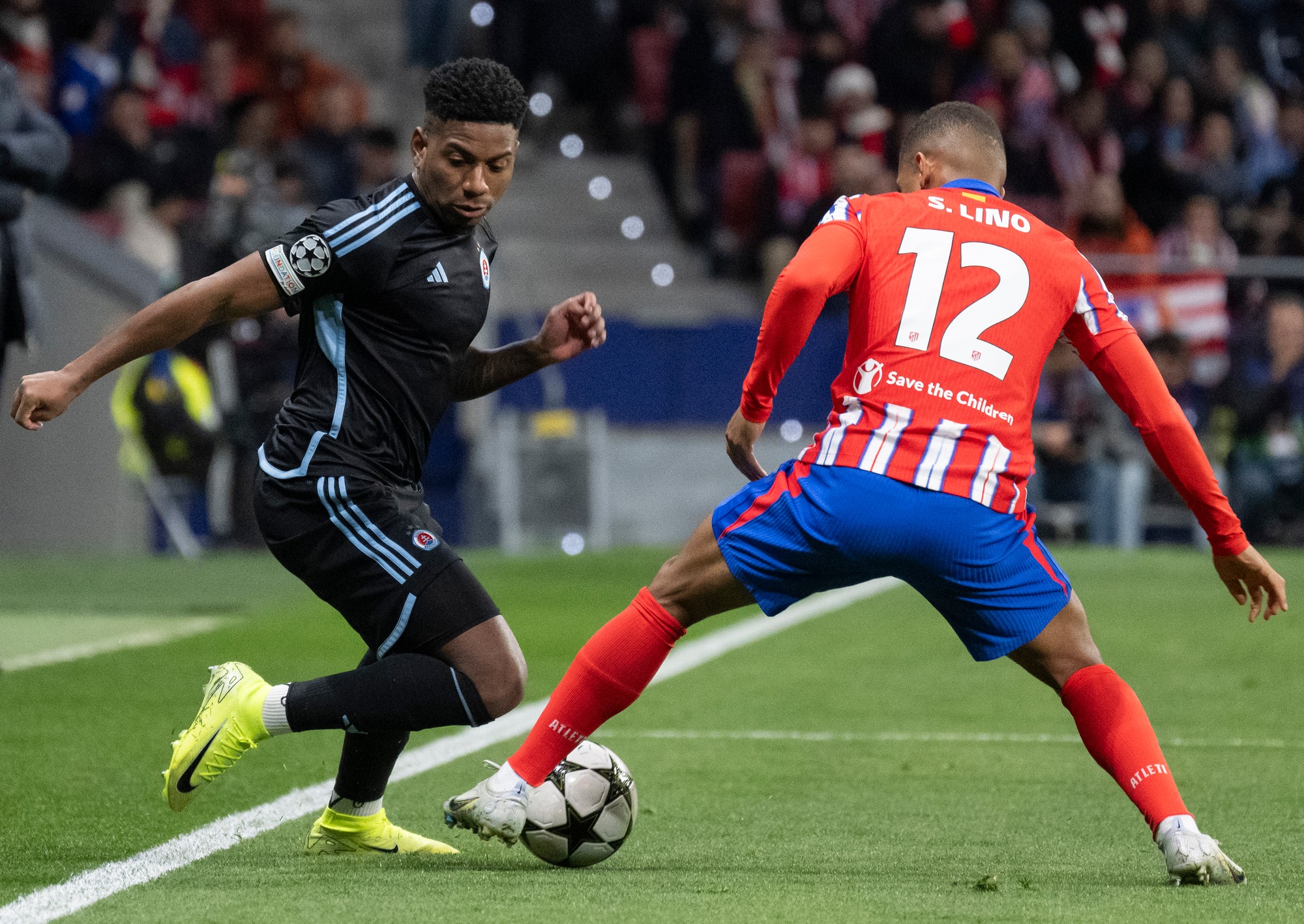 Cesar Blackman (Slovan) a vpravo Samuel Lino (Atletico).