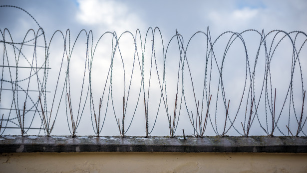 Drut kolczasty na więziennych murach
