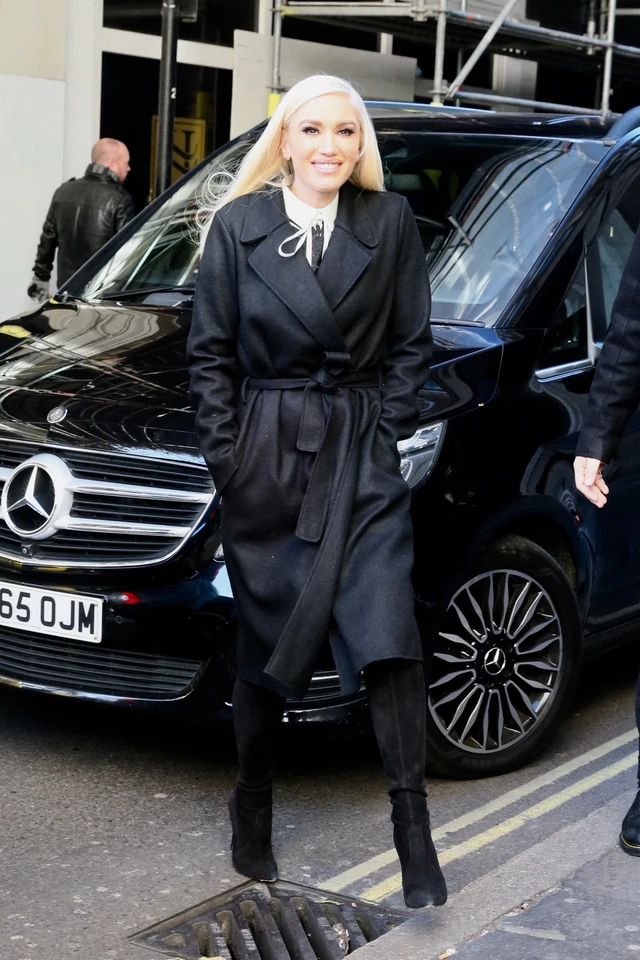 Gwen Stefani w czarnej stylizacji na ulicach Londynu