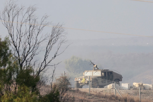 Izraelski pojazd wojskowy patrolujący obszar w pobliżu granicy ze Strefą Gazy