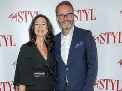 Widać, że wszystko wraca na właściwe tory. Artur Żmijewski z promienną żoną u boku znowu na salonach. FOTO