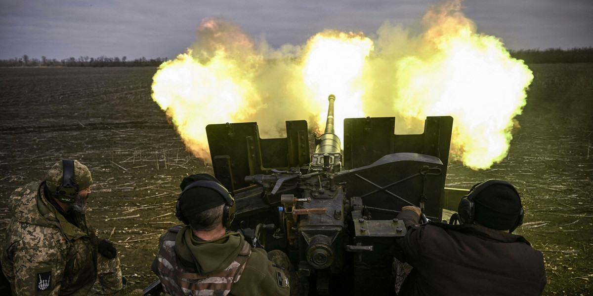 Ukraińscy żołnierze ostrzeliwują pozycje w pobliżu Bachmutu 20 marca 2023 r.