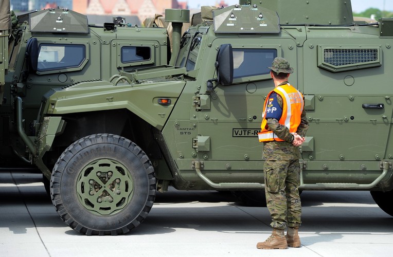 W ćwiczeniu będzie uczestniczyć brygada z Hiszpanii, wsparta przez brytyjskie batalion i kompanię z Albanii. Przećwiczą one przerzut w odległy rejon Europy z użyciem dróg morskich, powietrznych i lądowych. 

 <br><br> (mb/mr) PAP/Marcin Bielecki