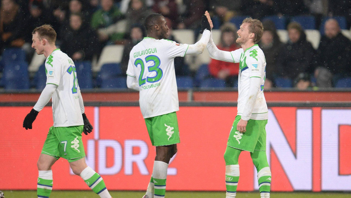 VfL Wolfsburg rozbił na wyjeździe Hannover 96, wygrywając w meczu 24. kolejki Bundesligi 4:0 (1:0). Trzy gole dla Wilków strzelił Andre Schuerrle. W kadrze gości, zamykających tabelę ligi niemieckiej, nie znalazł się Artur Sobiech. Ledwie minutę w barwach FC Koeln rozegrał Paweł Olkowski. Jego klub zremisował na wyjeździe z Ingolstadt 1:1 (1:0).