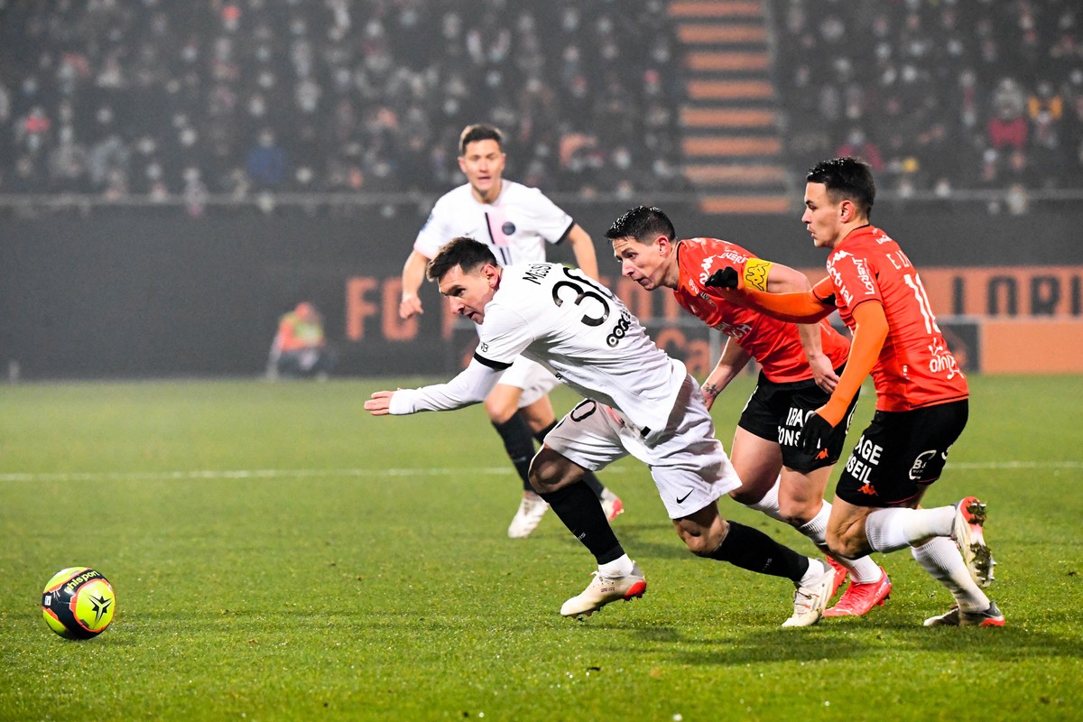 Piłkarz PSG Lionel Messi (L) podczas meczu z FC Lorient