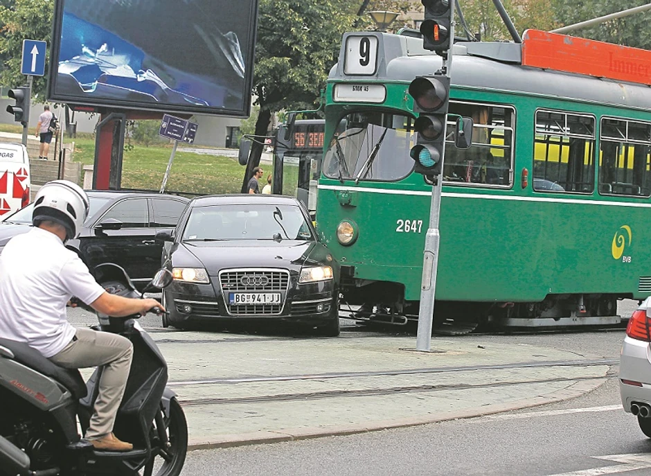 Nalepnica koja označava službena kola Vlade kupljena je ustvari - na pijaci