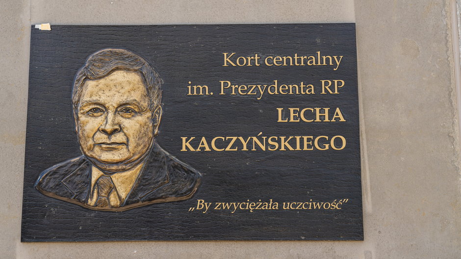 Tablica wywieszona nieopodal kortu im. Lecha Kaczyńskiego