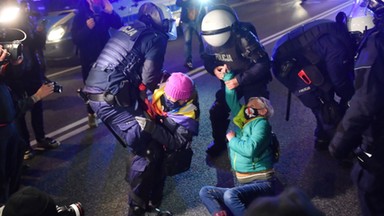 "Działamy, nie negocjujemy!!!" Szef stołecznej policji nakazał usuwanie siłą protestujących z ulic. Znamy treść jego polecenia