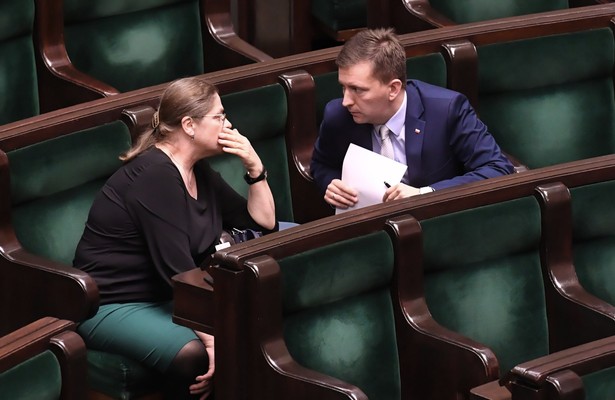 Posłowie PiS Krystyna Pawłowicz i Łukasz Schreiber w Sejmie. Trwa pierwsze czytanie nowelizacji ustawy o Sądzie Najwyższy.