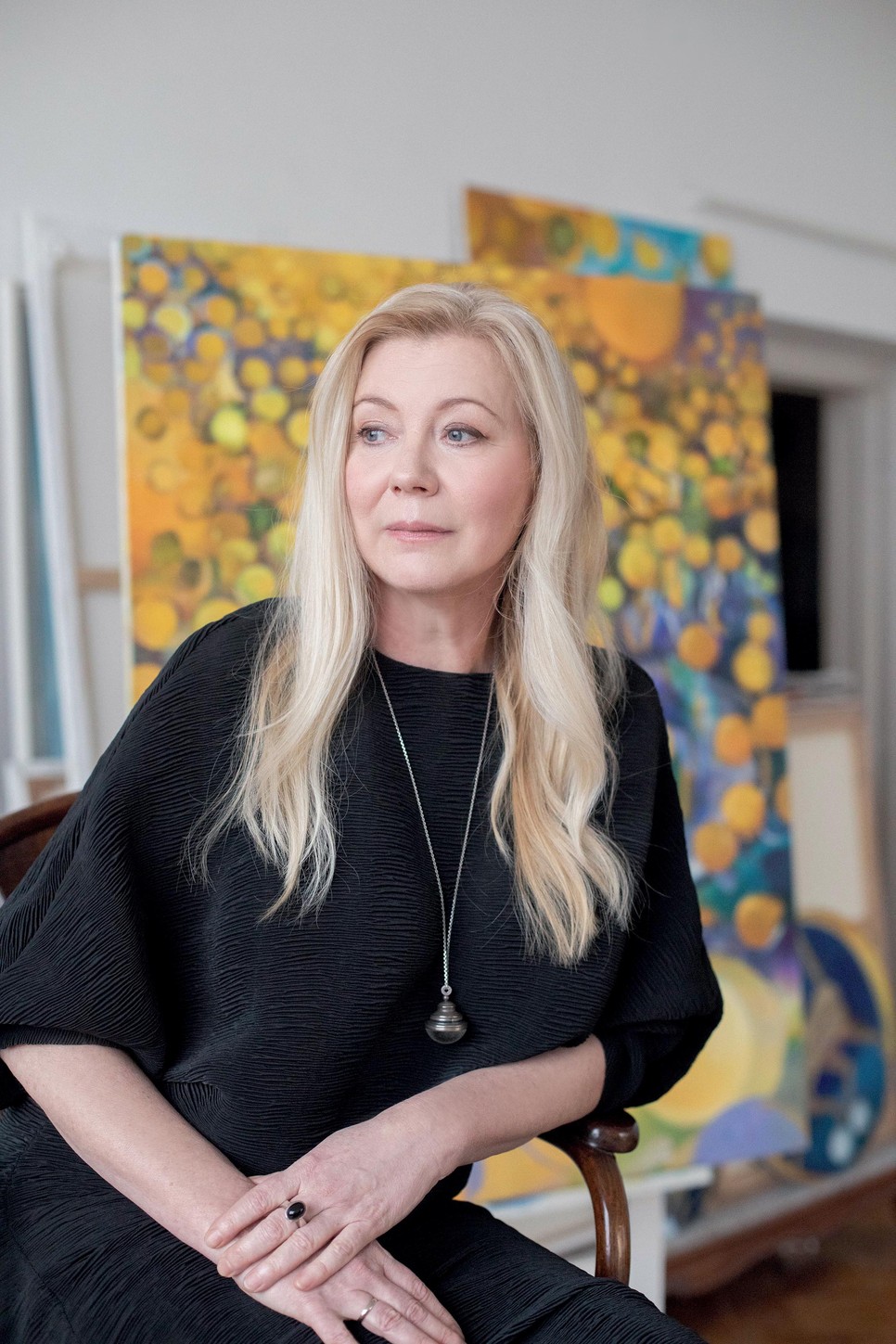 Horváth Éva Mónika művészcsaládból származik, a pályaválasztás így magától értetődő volt számára - Stylist: Lévay Fruzsina Smink: Marencsák Zsófia Haj: Szepeshelyi Gabriella Ruha ROHE-Spark Le Monde