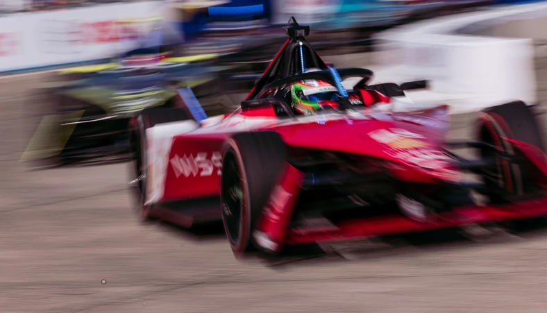 Formuła E: bolid zespołu Nissan (e-Prix w Berlinie; kwiecień 2023 r.)