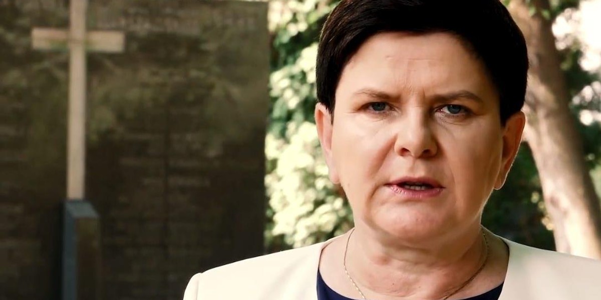 Beata Szydło zdjęła broszkę i założyła znaczek z Polską Walczącą