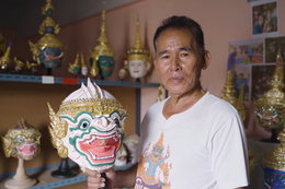 Tworzy tradycyjne tajskie maski. Do jednej potrzeba 1000 arkuszy czystego złota
