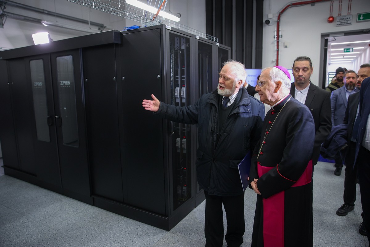 Metropolita krakowski abp Marek Jędraszewski oraz dyrektor ACK Cyfronet AGH prof. dr hab. inż. Kazimierz Wiatr podczas uroczystości uruchomienia superkomputera Athena