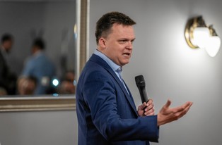 Dywersja korzystna dla PiS? Waga podmiotowości Hołowni