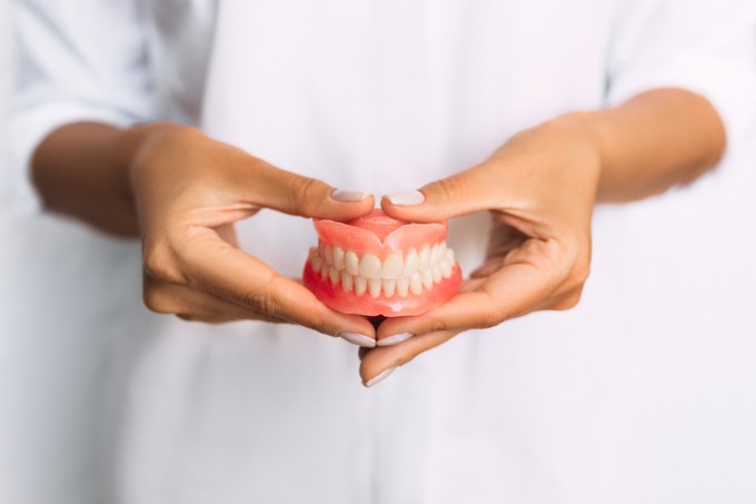 Műfogsor-stomatitis: oka, tünetei, kezelése és veszélyei