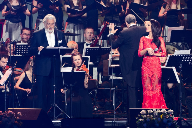 Hiszpański tenor Placido Domingo i Justyna Steczkowska podczas koncertu. Fot. PAP/Jakub Kaczmarczyk