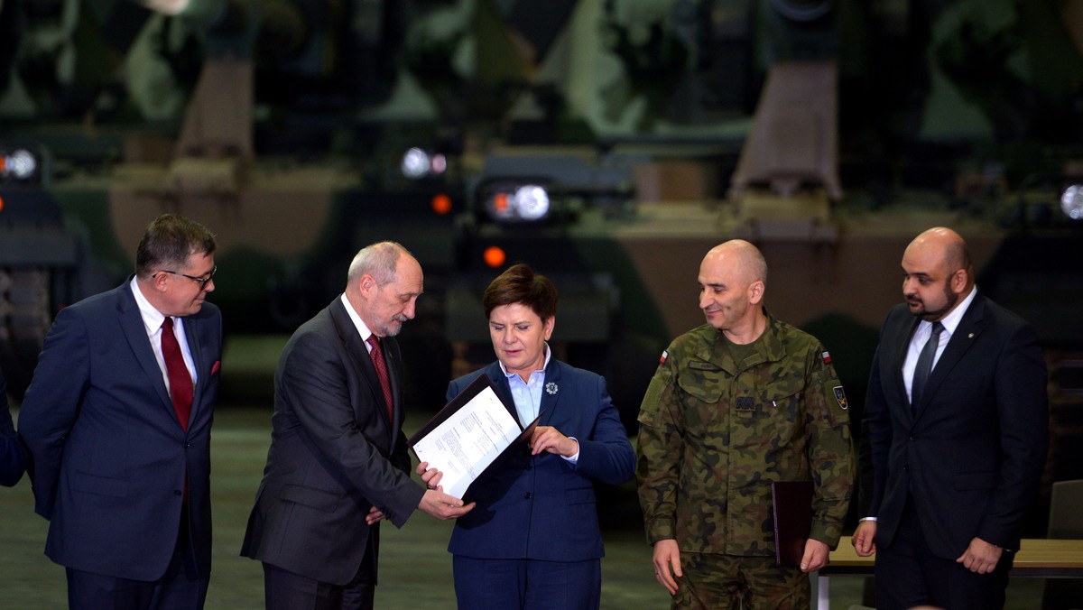 Cztery moduły ogniowe Regina dostarczy polskiej armii Huta Stalowa Wola. Dziś w obecności premier Beaty Szydło i szefa MON Antoniego Macierewicza podpisana została umowa w tej sprawie. Jej wartość to ponad 4,6 mld zł.