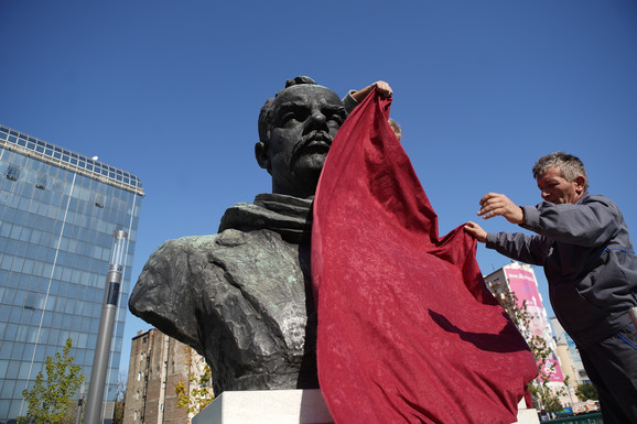 Deo sindikata obeležio Prvi maj kod spomenika Dimitriju Tucoviću: "Potrebne su nam institucije i sudovi"