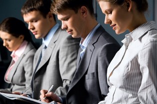 Deloitte: Rosnące koszty życia największym problemem dla blisko połowy zoomerów i millenialsów