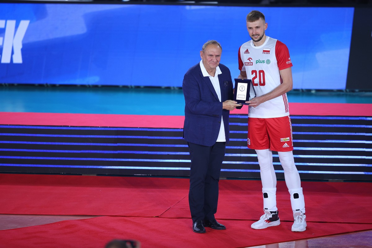 Mateusz Bieniek odbiera nagrodę dla najlepszego środkowego siatkarskich mistrzostw świata w Katowicach
