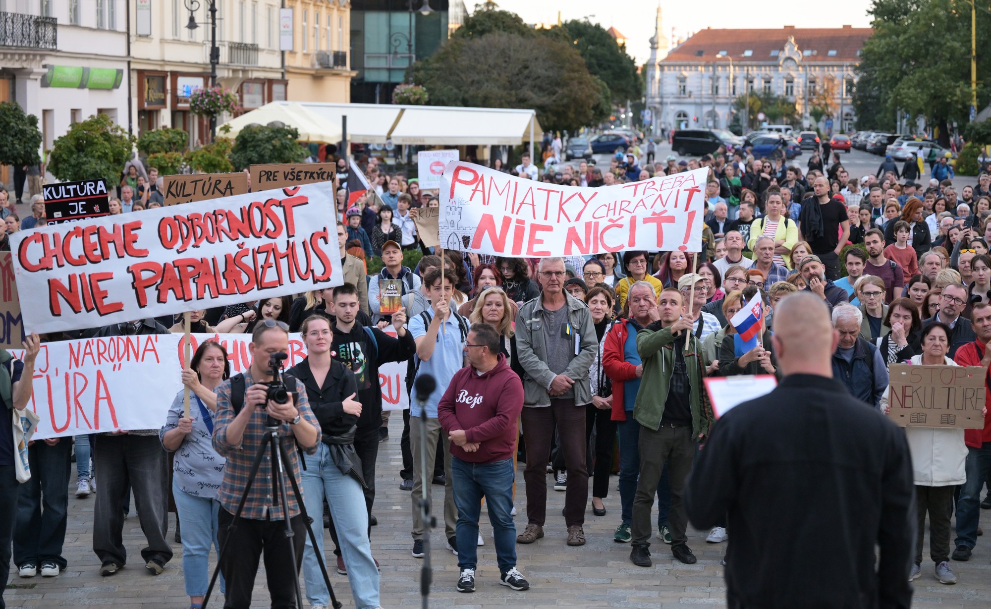 Vo viacerých mestách sa vo štvrtok večer protestovalo.