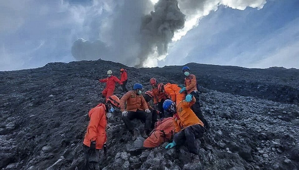 Ratownicy znoszą ciała ze zbocza wulkanu Marapi w Indonezji